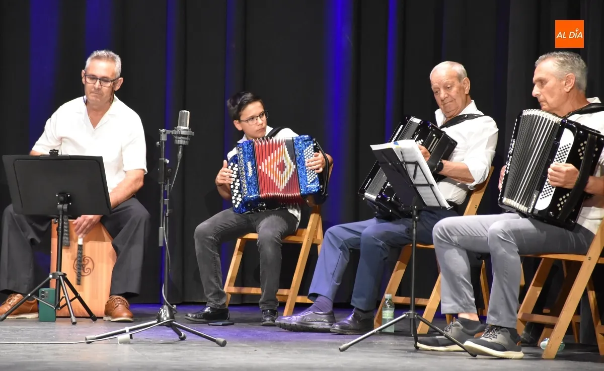 Foto 4 - Los alumnos de Acorde&oacute;n y M&uacute;sica de Ra&iacute;z cierran el curso ofreciendo una audici&oacute;n