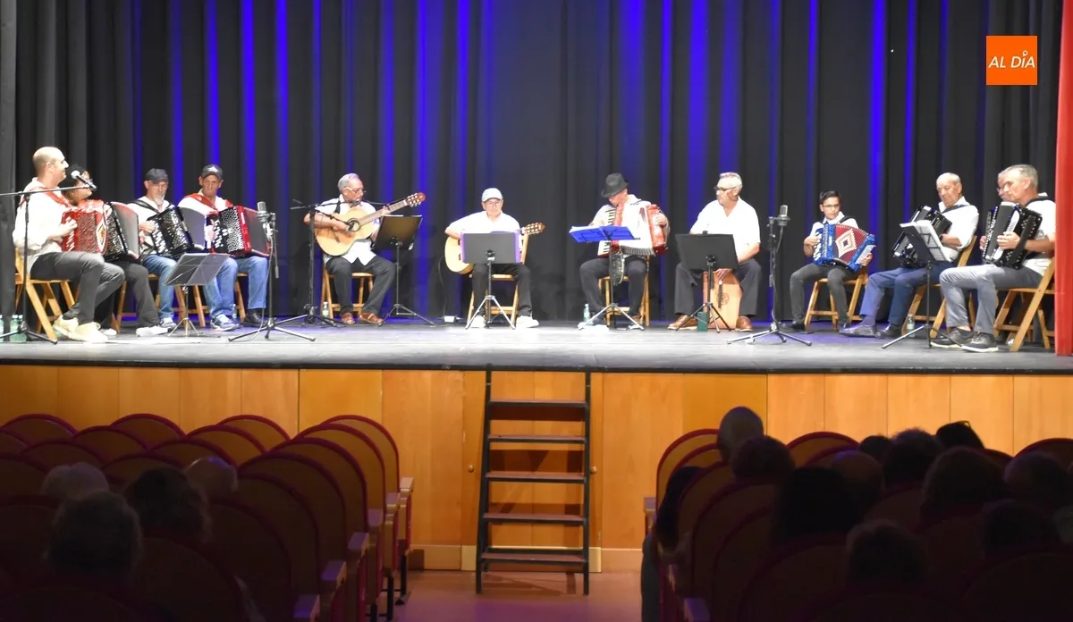 Foto 5 - Los alumnos de Acorde&oacute;n y M&uacute;sica de Ra&iacute;z cierran el curso ofreciendo una audici&oacute;n