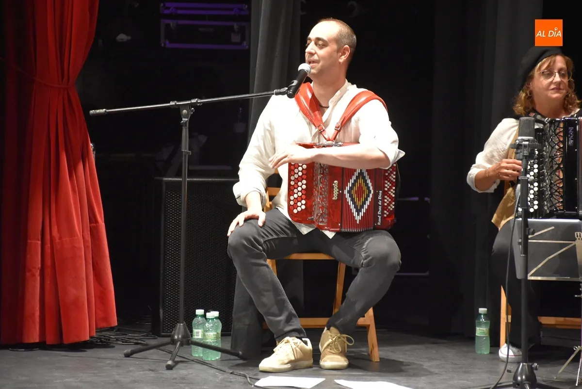 Foto 6 - Los alumnos de Acorde&oacute;n y M&uacute;sica de Ra&iacute;z cierran el curso ofreciendo una audici&oacute;n
