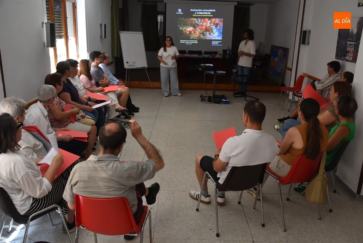 Foto 4 - C&aacute;ritas recibe a Juan Jos&eacute; L&oacute;pez Jim&eacute;nez para tratar su &lsquo;ra&iacute;z&rsquo; de la animaci&oacute;n comunitaria