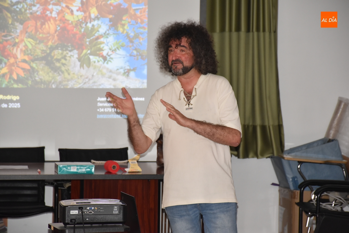 Cáritas recibe a Juan José López Jiménez para tratar su ‘raíz’ de la animación comunitaria