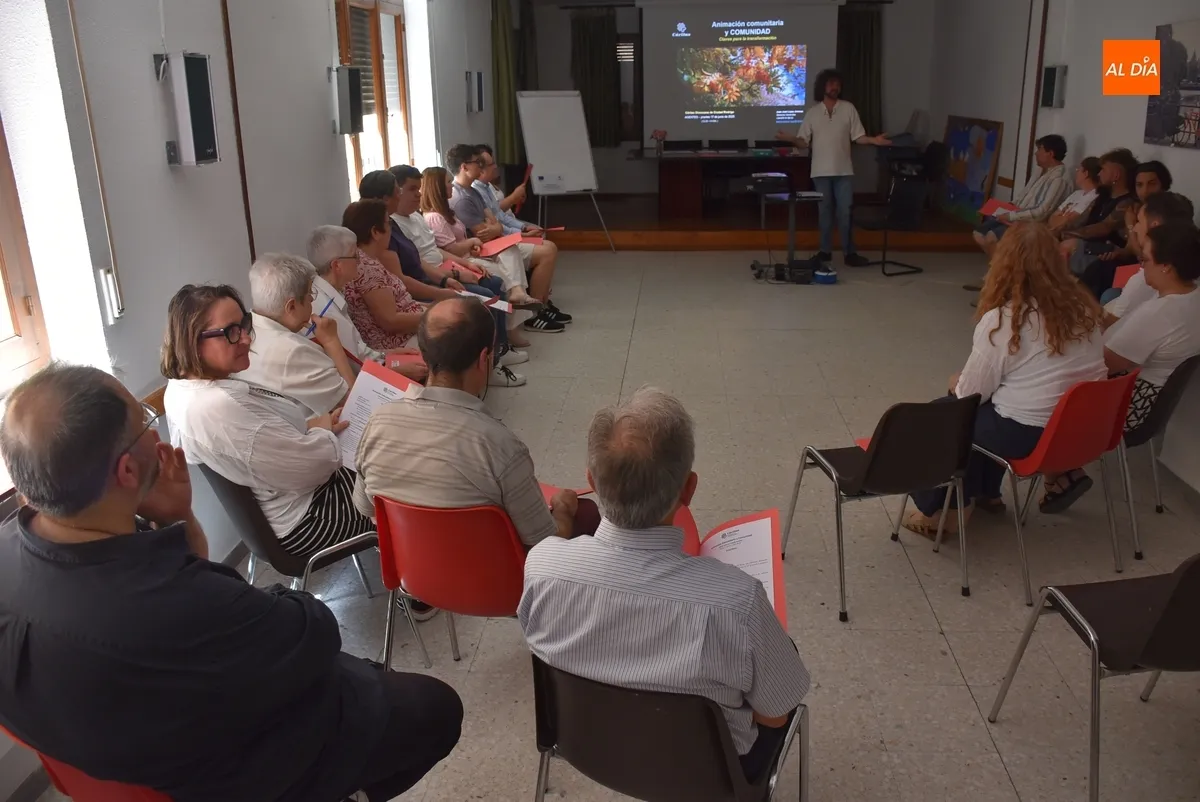 Foto 5 - C&aacute;ritas recibe a Juan Jos&eacute; L&oacute;pez Jim&eacute;nez para tratar su &lsquo;ra&iacute;z&rsquo; de la animaci&oacute;n comunitaria