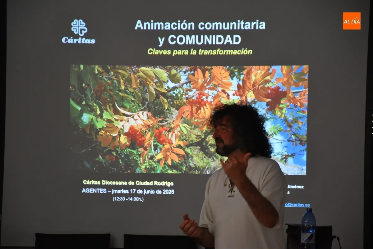 Foto 6 - C&aacute;ritas recibe a Juan Jos&eacute; L&oacute;pez Jim&eacute;nez para tratar su &lsquo;ra&iacute;z&rsquo; de la animaci&oacute;n comunitaria