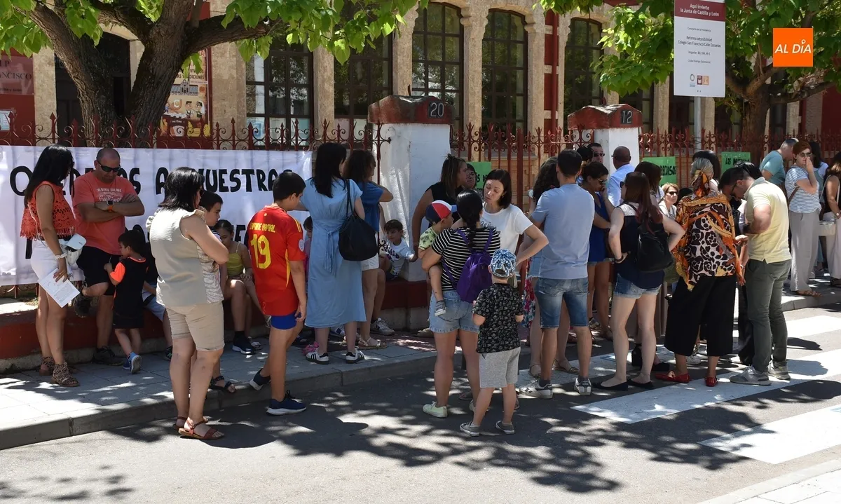 Foto 2 - Cerca de 150 personas protestan contra la supresi&oacute;n de plazas de maestro en Ciudad Rodrigo