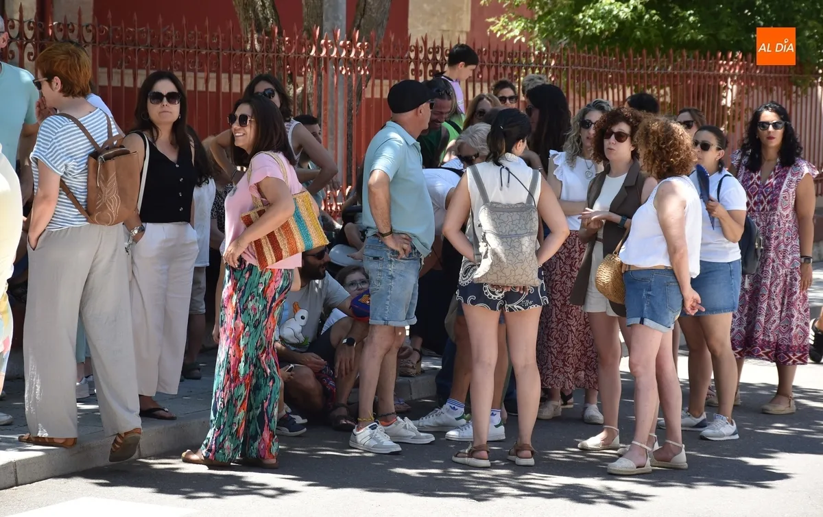 Foto 3 - Cerca de 150 personas protestan contra la supresi&oacute;n de plazas de maestro en Ciudad Rodrigo