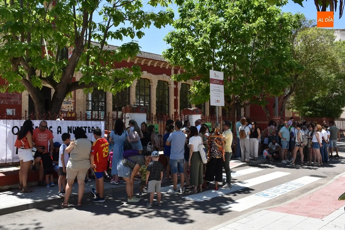 Foto 4 - Cerca de 150 personas protestan contra la supresi&oacute;n de plazas de maestro en Ciudad Rodrigo