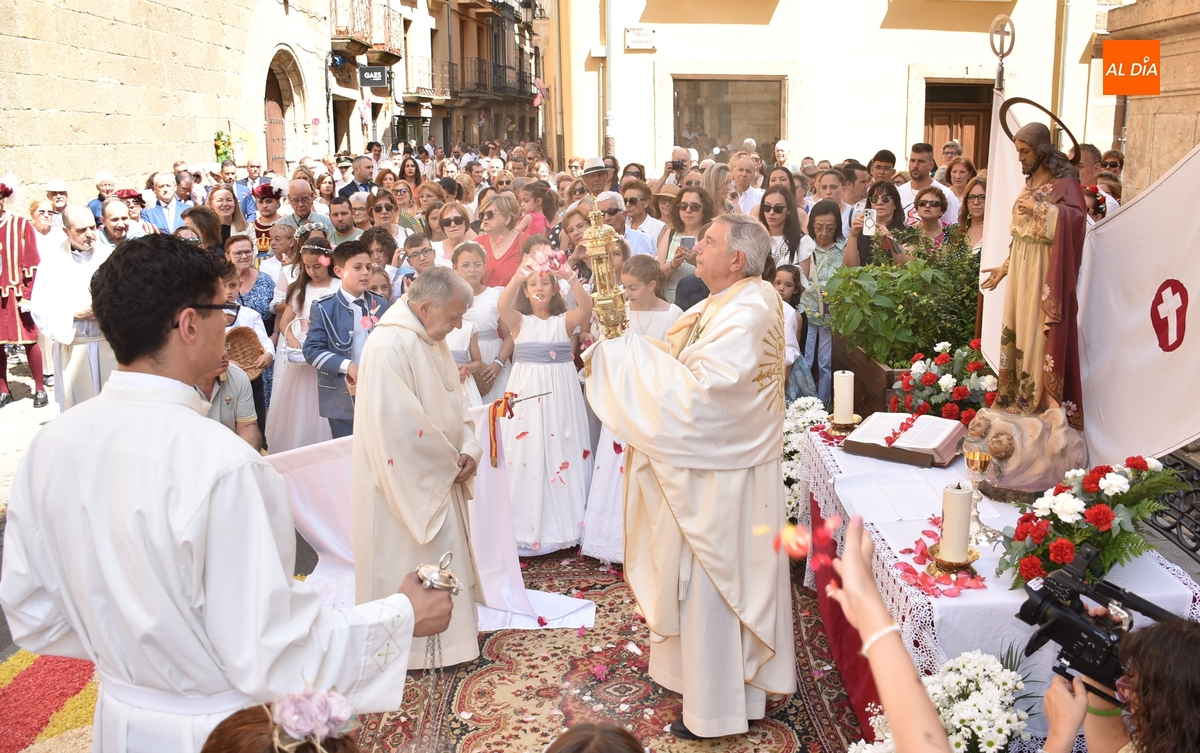 Una treintena de recién comulgados y un bebé participan en la procesión más importante del año
