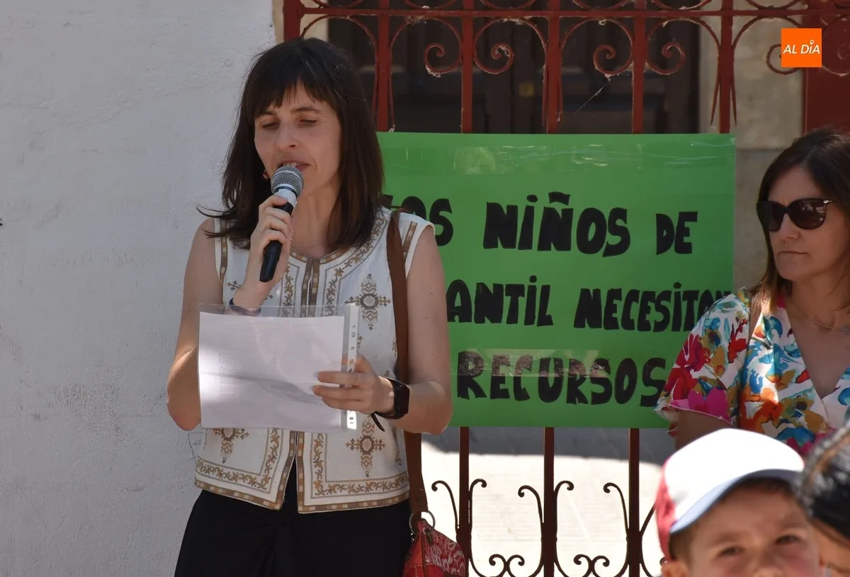 Foto 7 - Cerca de 150 personas protestan contra la supresi&oacute;n de plazas de maestro en Ciudad Rodrigo