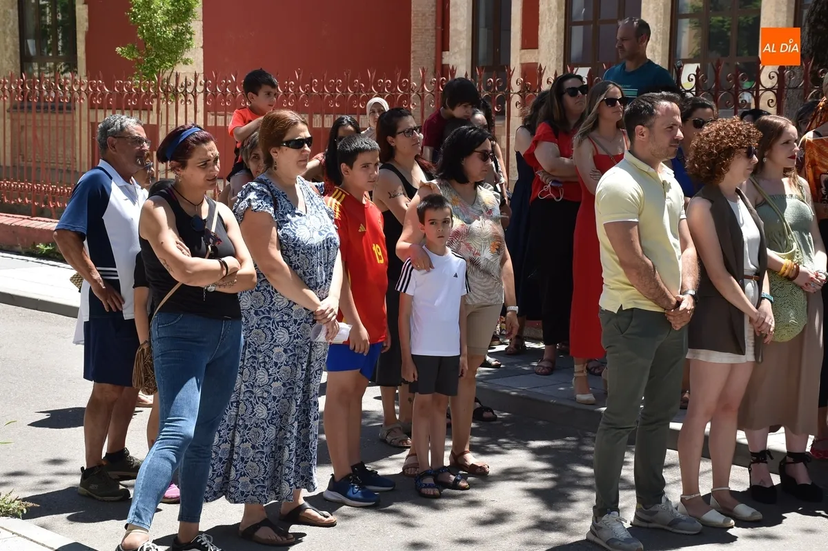 Foto 9 - Cerca de 150 personas protestan contra la supresi&oacute;n de plazas de maestro en Ciudad Rodrigo