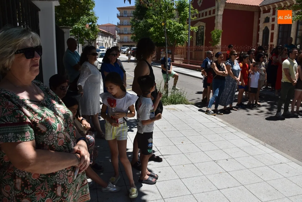 Foto 10 - Cerca de 150 personas protestan contra la supresi&oacute;n de plazas de maestro en Ciudad Rodrigo