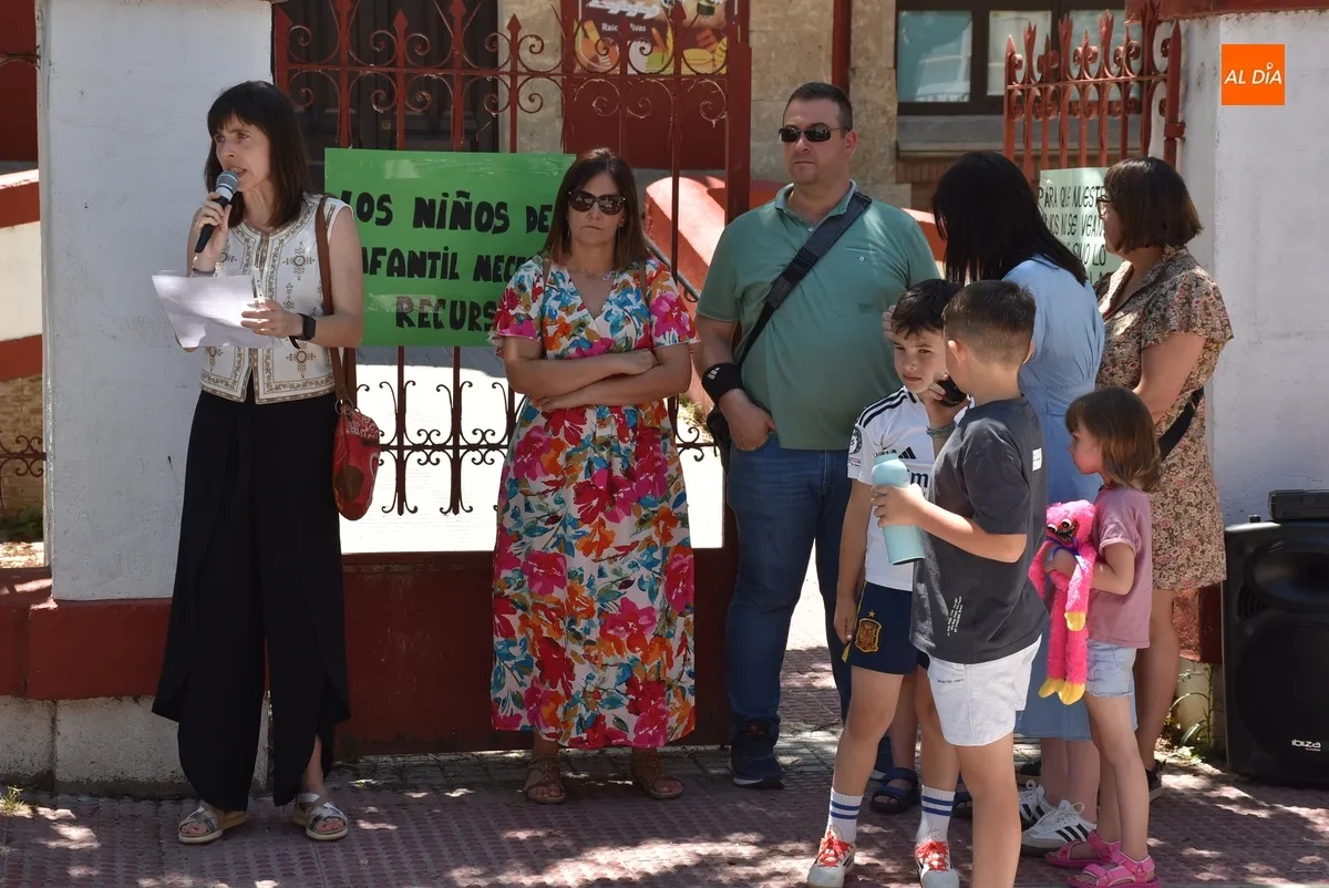 Foto 11 - Cerca de 150 personas protestan contra la supresi&oacute;n de plazas de maestro en Ciudad Rodrigo