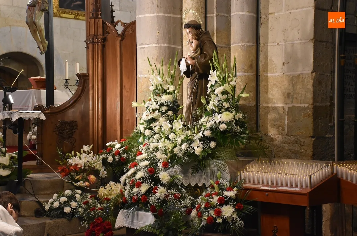 Foto 2 - Numerosos fieles arropan a un San Antonio repleto de flores en el inicio de su novena