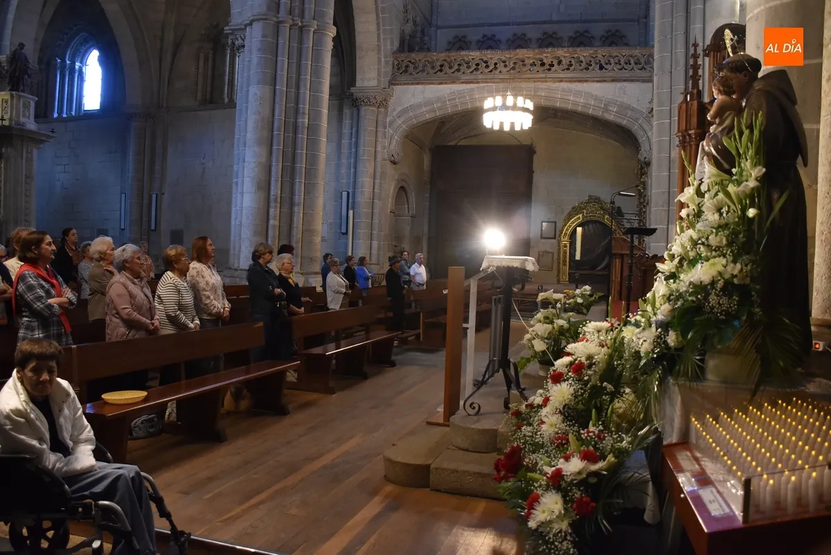 Foto 6 - Numerosos fieles arropan a un San Antonio repleto de flores en el inicio de su novena