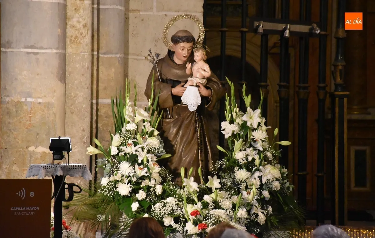 Foto 11 - Numerosos fieles arropan a un San Antonio repleto de flores en el inicio de su novena