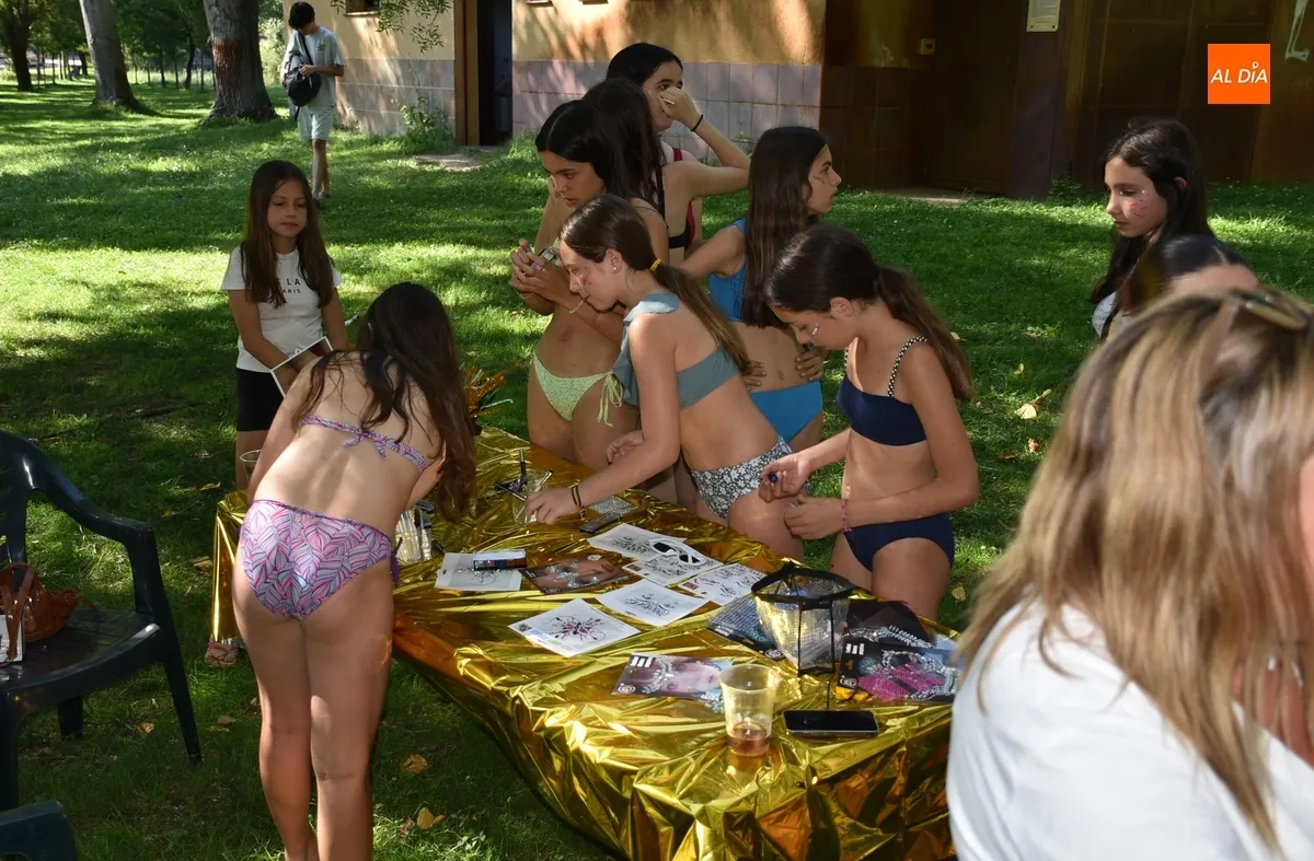 Foto 4 - Un grupo de j&oacute;venes acaba envuelto en colores para festejar el final del curso