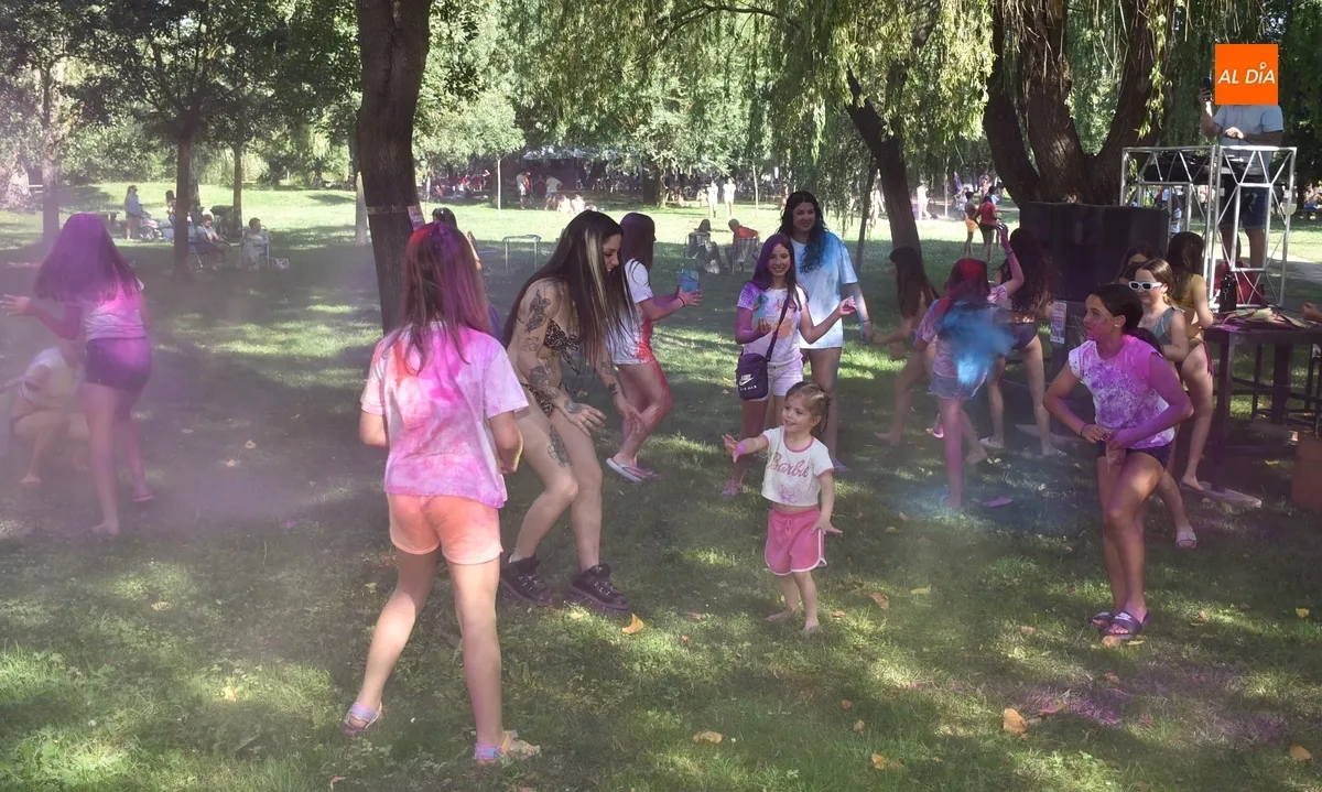 Foto 5 - Un grupo de j&oacute;venes acaba envuelto en colores para festejar el final del curso