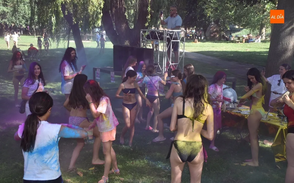 Foto 6 - Un grupo de j&oacute;venes acaba envuelto en colores para festejar el final del curso