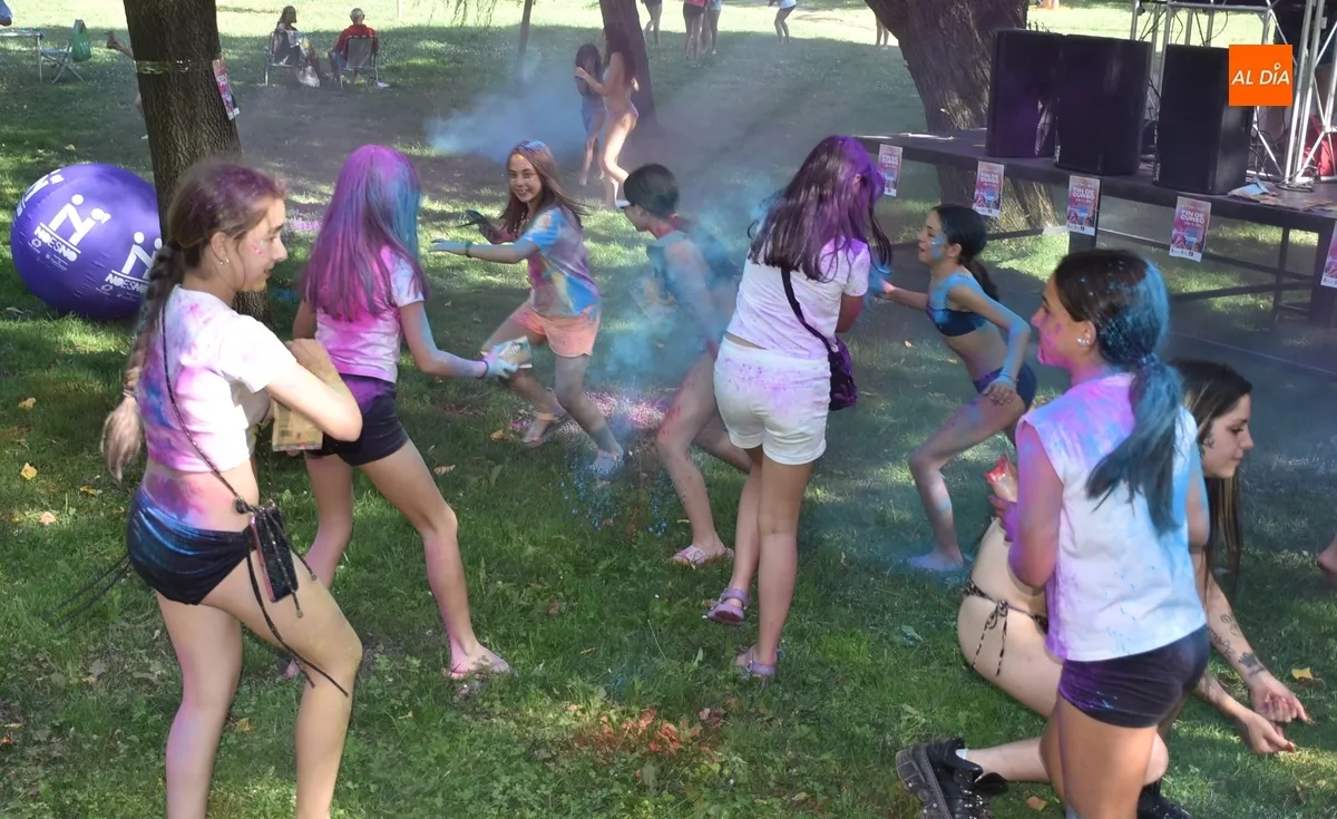 Foto 7 - Un grupo de j&oacute;venes acaba envuelto en colores para festejar el final del curso