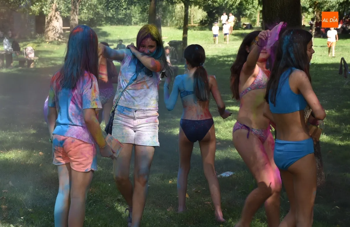 Foto 8 - Un grupo de j&oacute;venes acaba envuelto en colores para festejar el final del curso