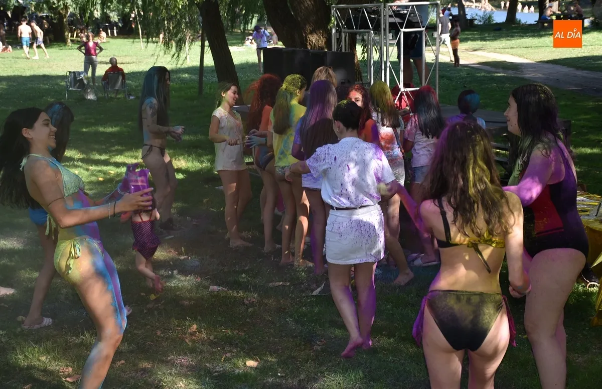 Foto 9 - Un grupo de j&oacute;venes acaba envuelto en colores para festejar el final del curso