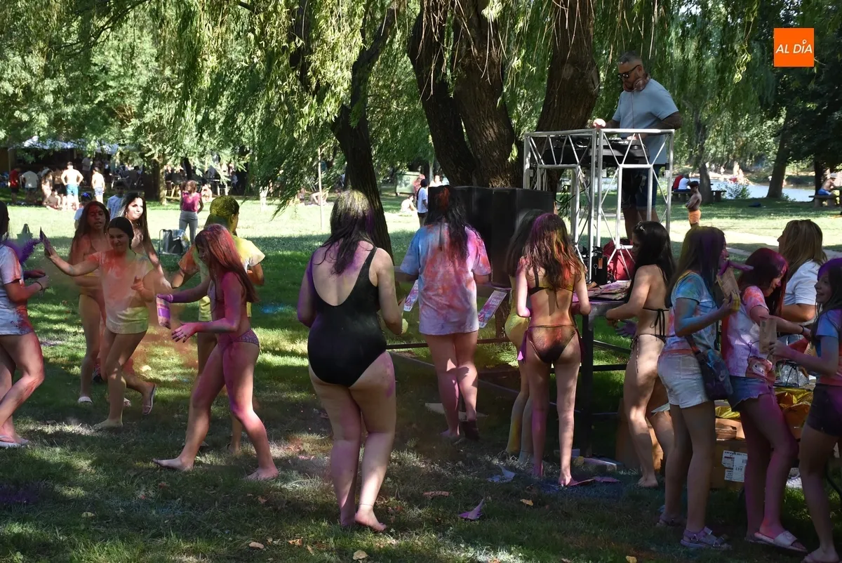 Foto 10 - Un grupo de j&oacute;venes acaba envuelto en colores para festejar el final del curso