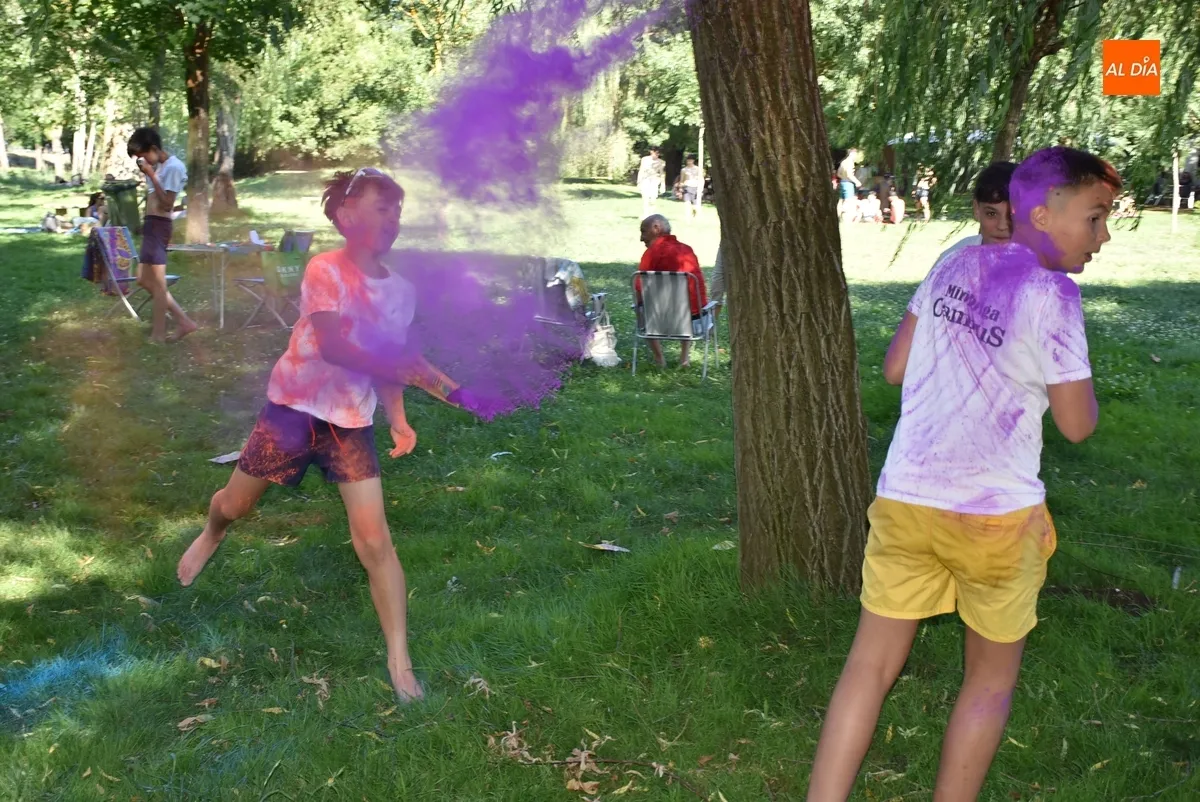 Foto 11 - Un grupo de j&oacute;venes acaba envuelto en colores para festejar el final del curso