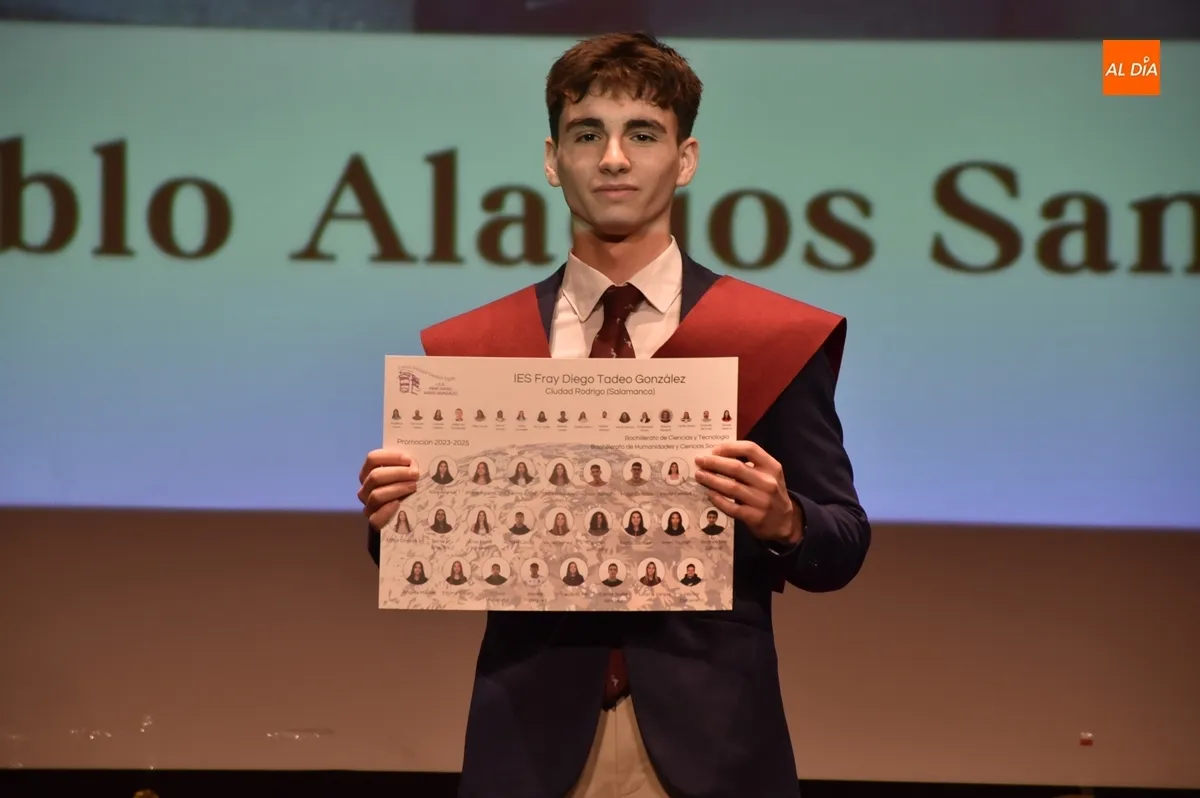Foto 10 - La promoci&oacute;n 2023/2025 del IES Fray Diego deja su firma en la &ldquo;salida&rdquo; de su &ldquo;vida adulta&rdquo;