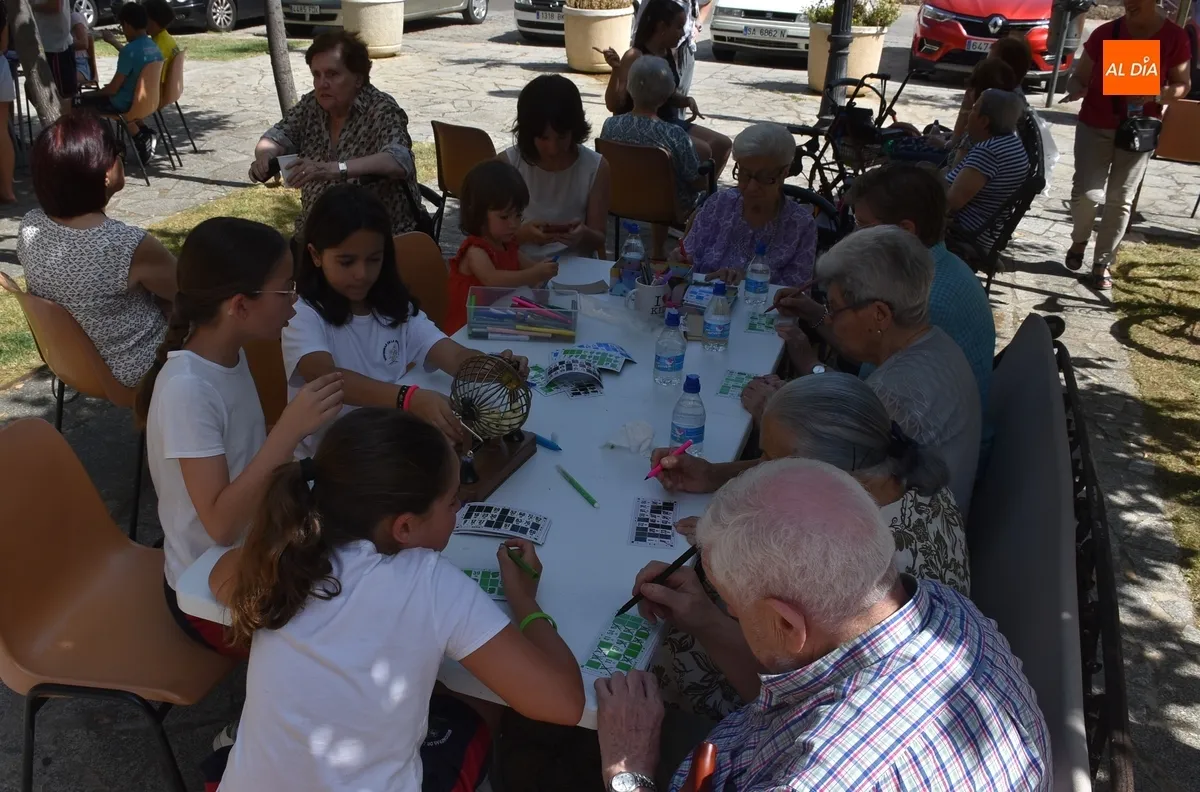 Foto 2 - Alumnos de Misioneras y usuarios de residencias comparten la 1&ordf; Feria de la Diversi&oacute;n sin Edad