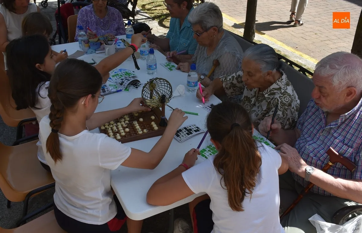 Foto 3 - Alumnos de Misioneras y usuarios de residencias comparten la 1&ordf; Feria de la Diversi&oacute;n sin Edad