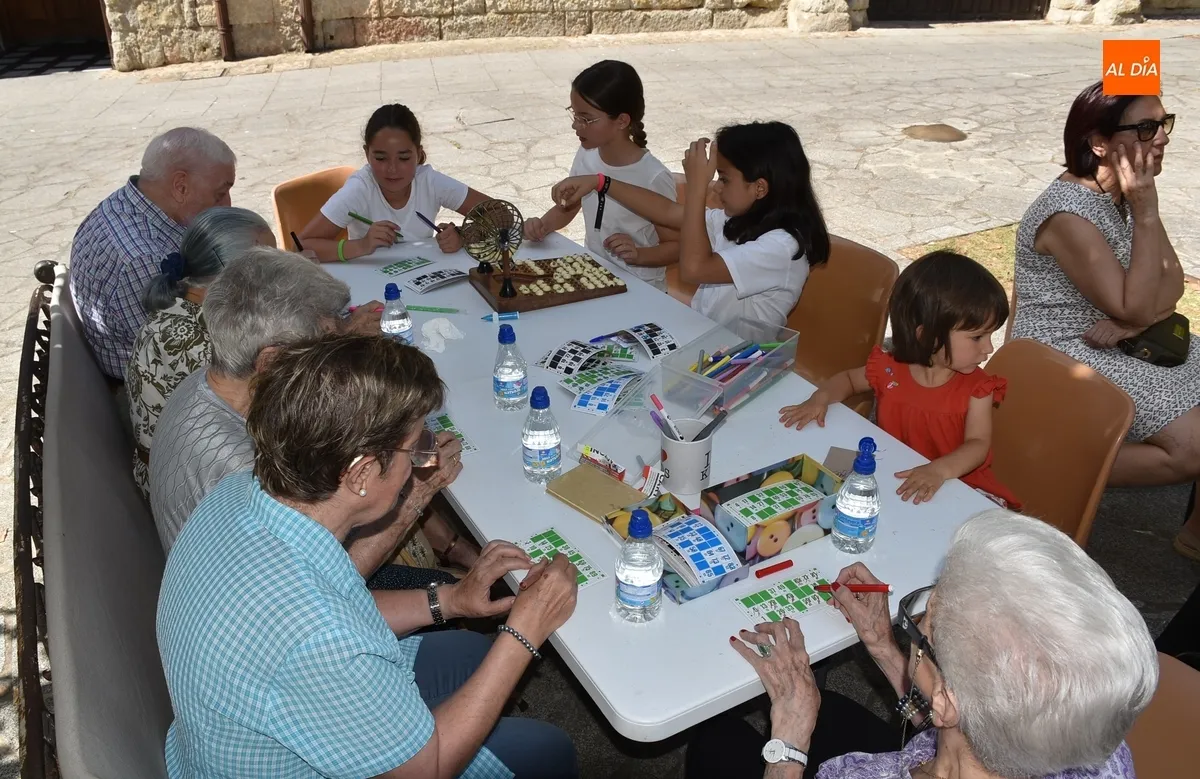 Foto 4 - Alumnos de Misioneras y usuarios de residencias comparten la 1&ordf; Feria de la Diversi&oacute;n sin Edad