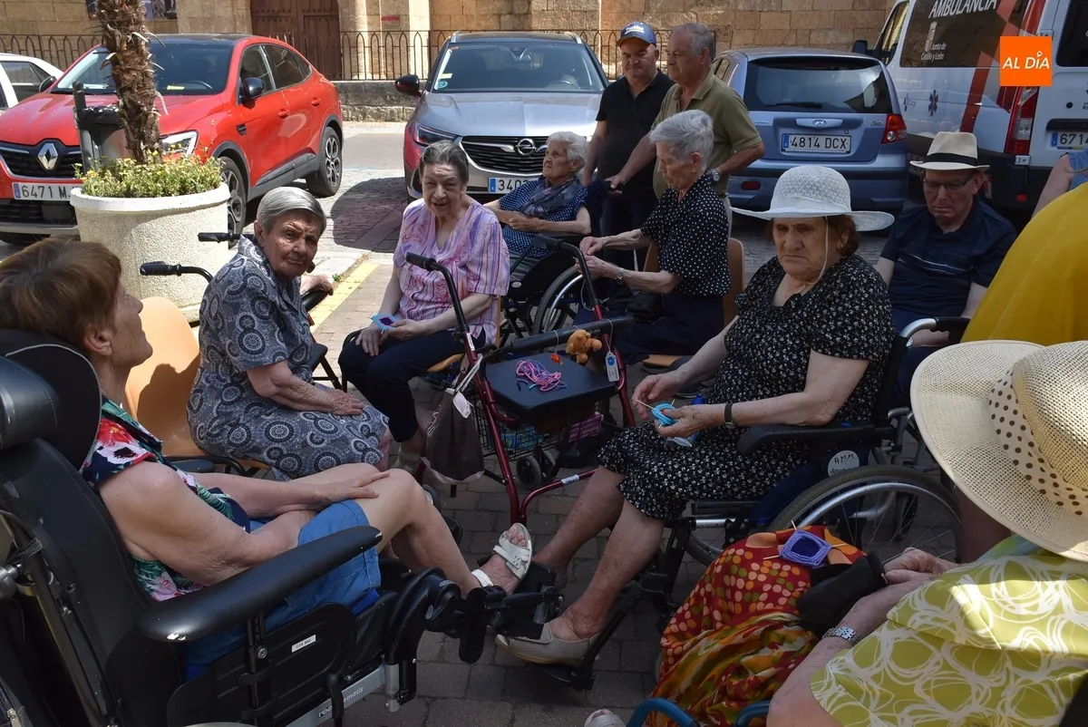 Foto 5 - Alumnos de Misioneras y usuarios de residencias comparten la 1&ordf; Feria de la Diversi&oacute;n sin Edad