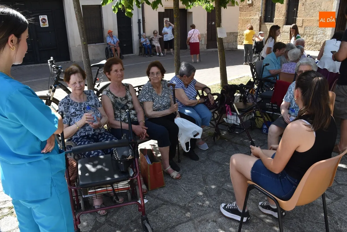 Foto 6 - Alumnos de Misioneras y usuarios de residencias comparten la 1&ordf; Feria de la Diversi&oacute;n sin Edad
