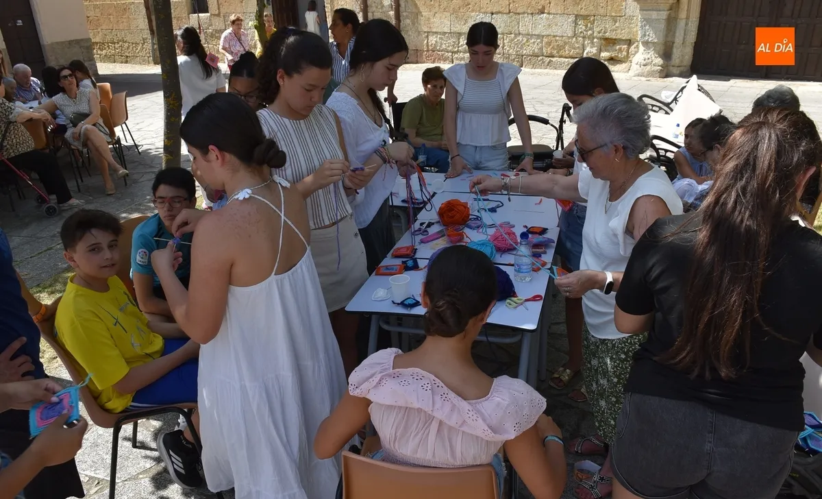 Foto 7 - Alumnos de Misioneras y usuarios de residencias comparten la 1&ordf; Feria de la Diversi&oacute;n sin Edad