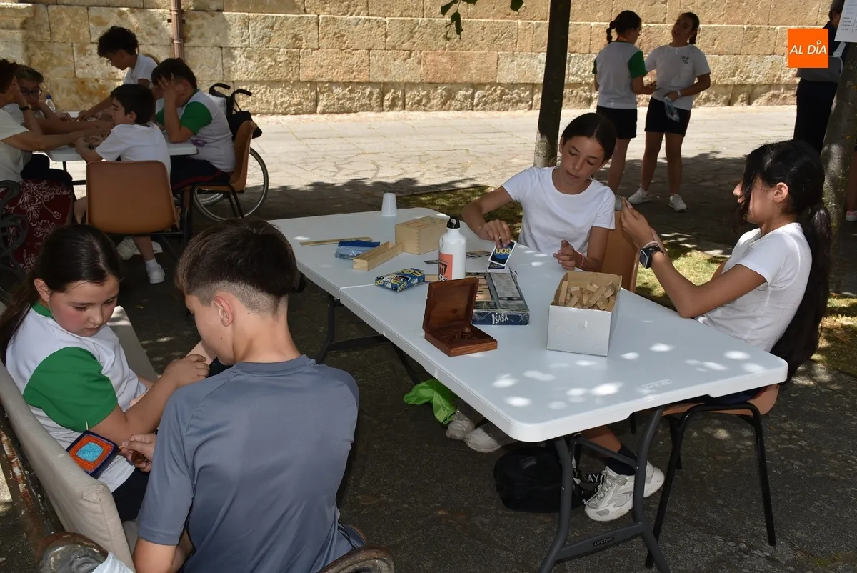 Foto 8 - Alumnos de Misioneras y usuarios de residencias comparten la 1&ordf; Feria de la Diversi&oacute;n sin Edad