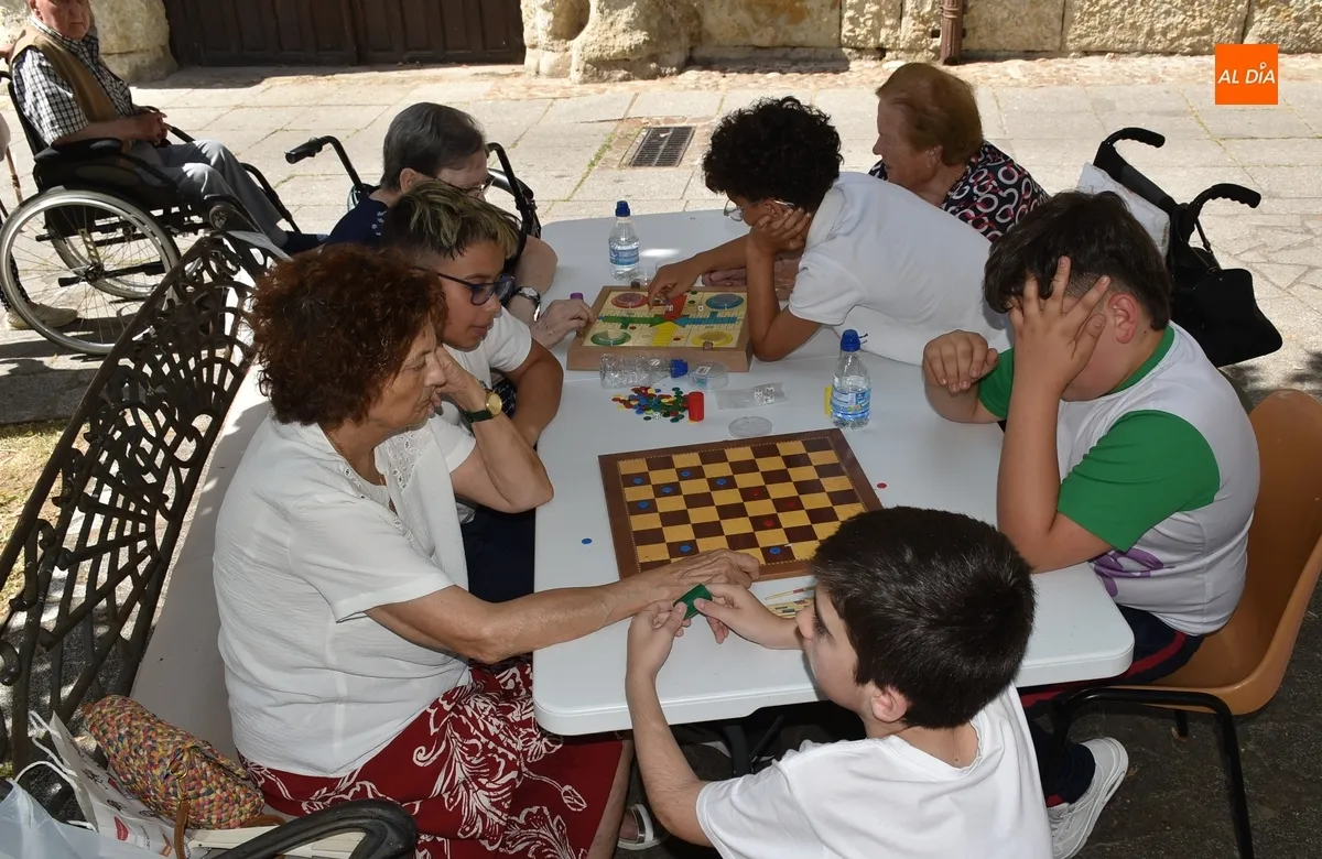 Foto 9 - Alumnos de Misioneras y usuarios de residencias comparten la 1&ordf; Feria de la Diversi&oacute;n sin Edad
