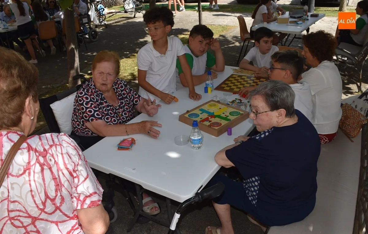 Foto 10 - Alumnos de Misioneras y usuarios de residencias comparten la 1&ordf; Feria de la Diversi&oacute;n sin Edad