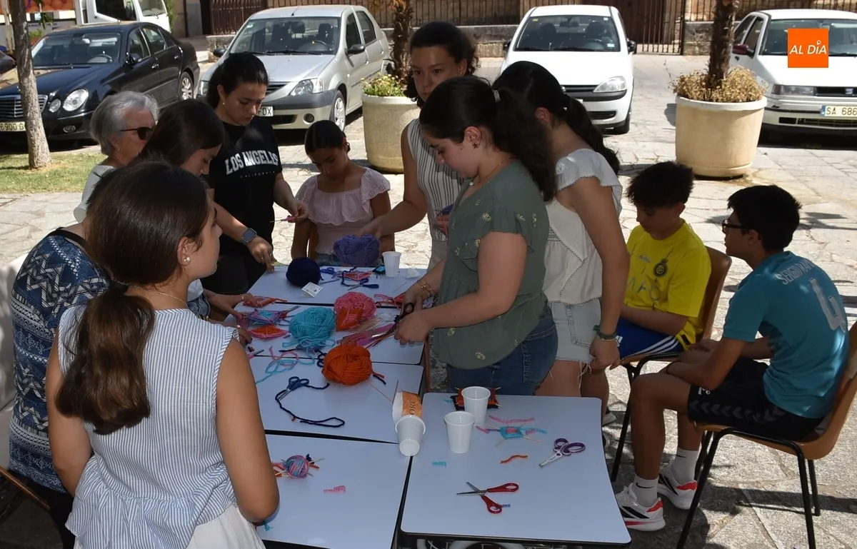 Foto 11 - Alumnos de Misioneras y usuarios de residencias comparten la 1&ordf; Feria de la Diversi&oacute;n sin Edad