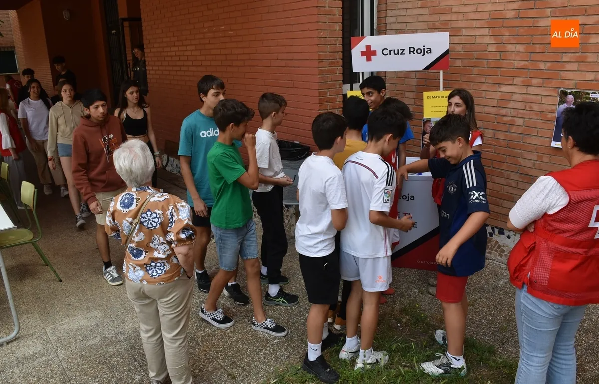 Foto 2 - Mayores de Cruz Roja comparten juegos con alumnos del IES Fray Diego