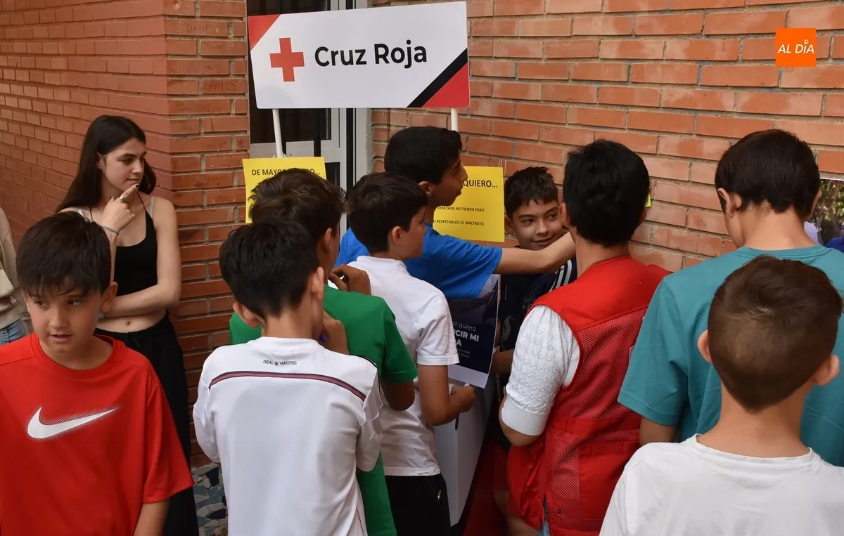 Foto 3 - Mayores de Cruz Roja comparten juegos con alumnos del IES Fray Diego