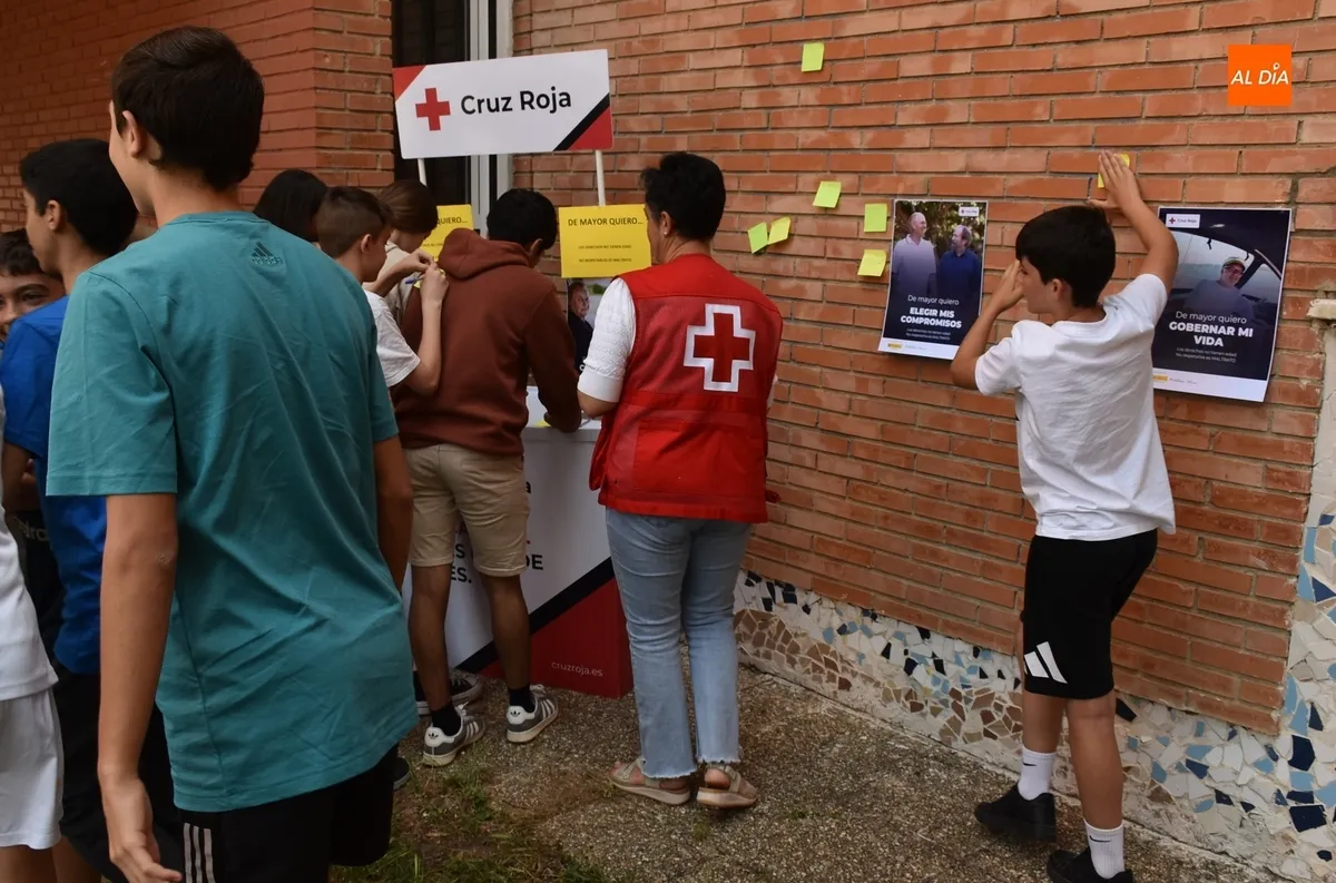 Foto 4 - Mayores de Cruz Roja comparten juegos con alumnos del IES Fray Diego