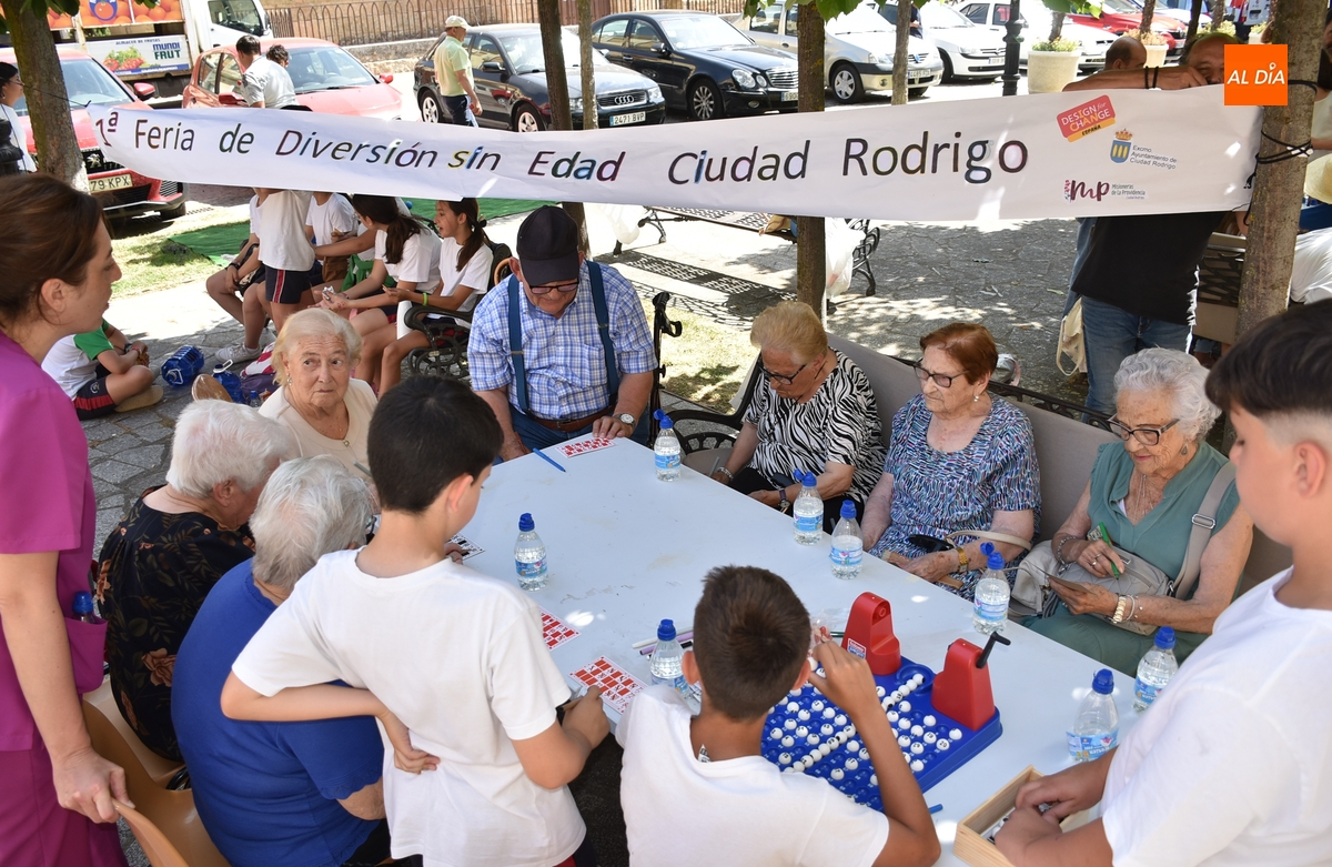 Alumnos de Misioneras y usuarios de residencias comparten la 1ª Feria de la Diversión sin Edad