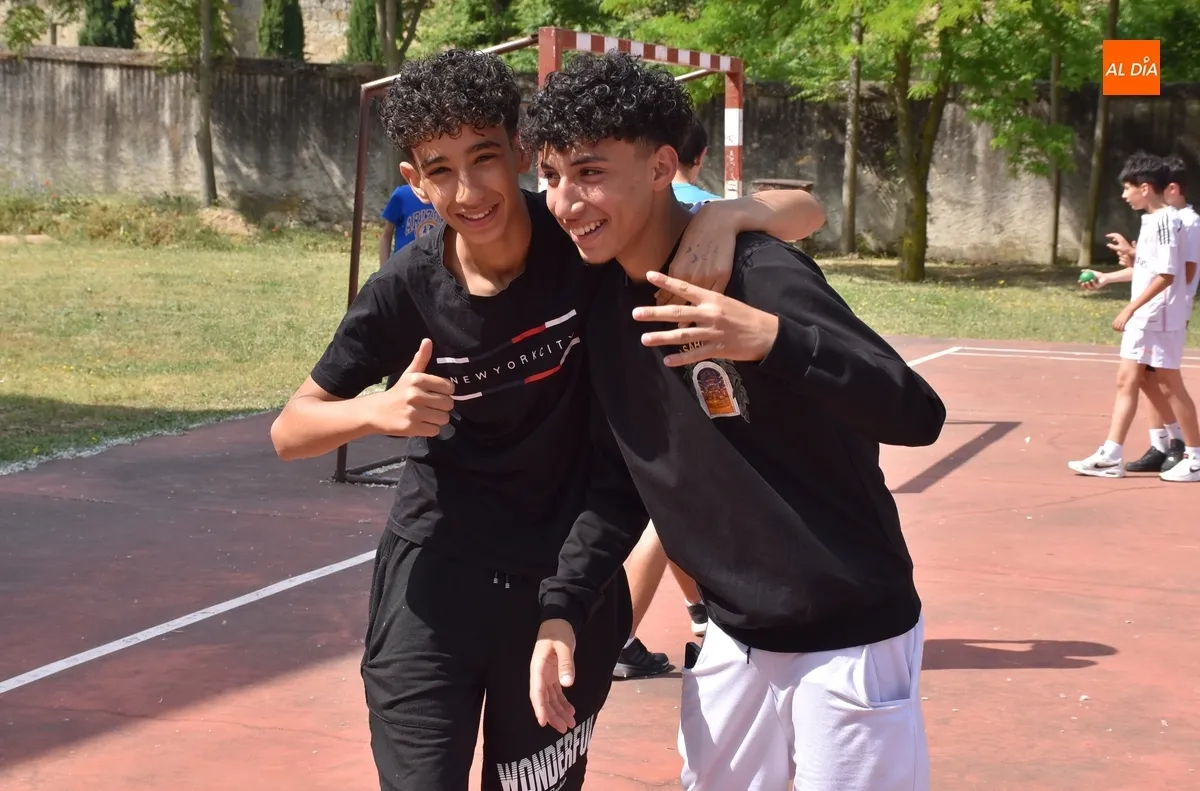 Foto 5 - Mayores de Cruz Roja comparten juegos con alumnos del IES Fray Diego