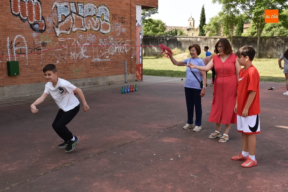 Foto 6 - Mayores de Cruz Roja comparten juegos con alumnos del IES Fray Diego