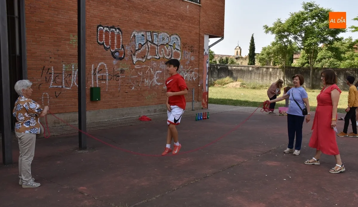 Foto 7 - Mayores de Cruz Roja comparten juegos con alumnos del IES Fray Diego