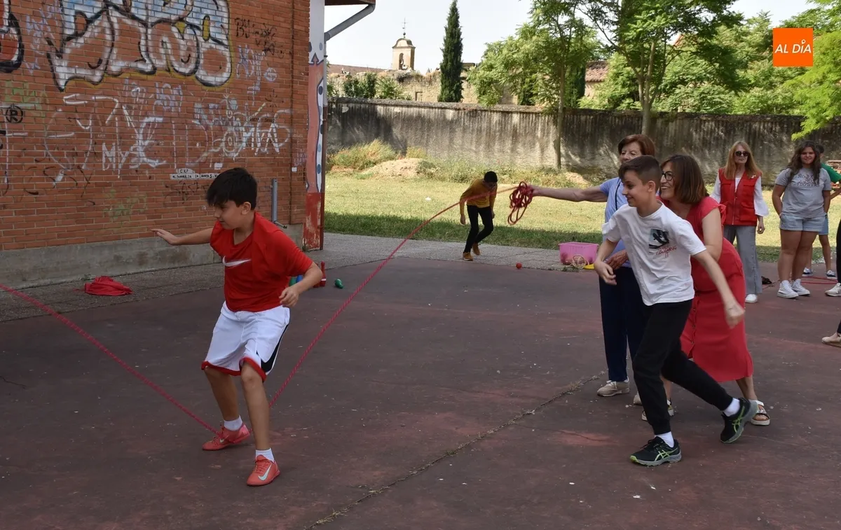 Foto 8 - Mayores de Cruz Roja comparten juegos con alumnos del IES Fray Diego