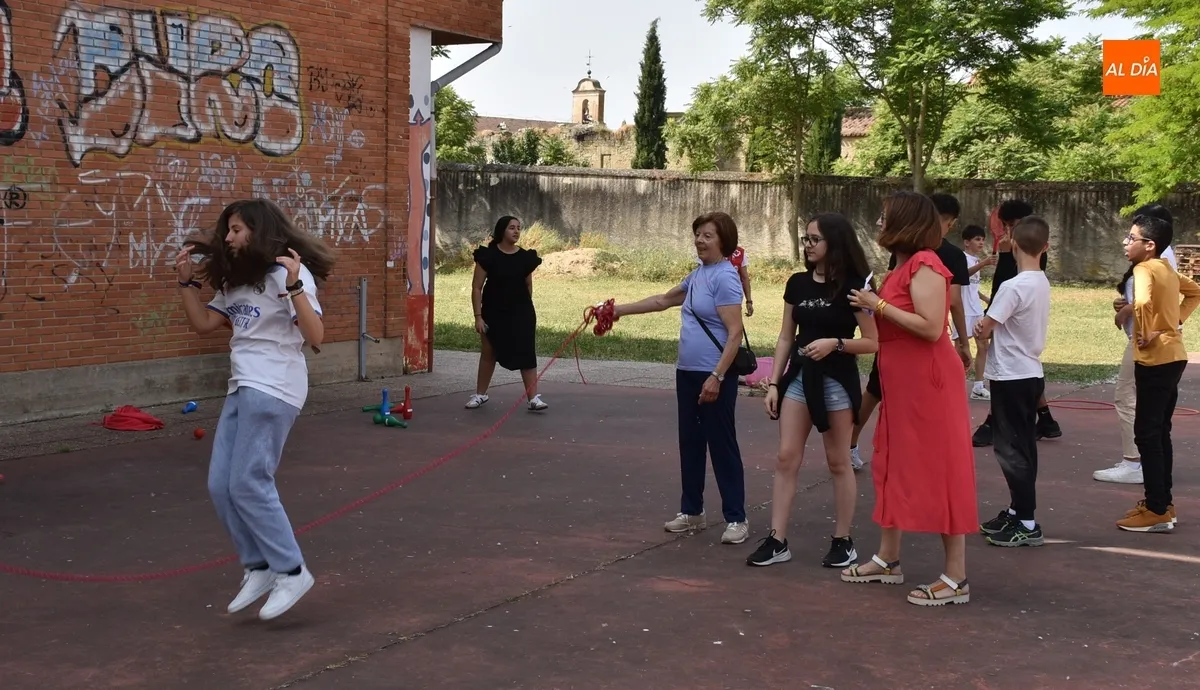 Foto 9 - Mayores de Cruz Roja comparten juegos con alumnos del IES Fray Diego