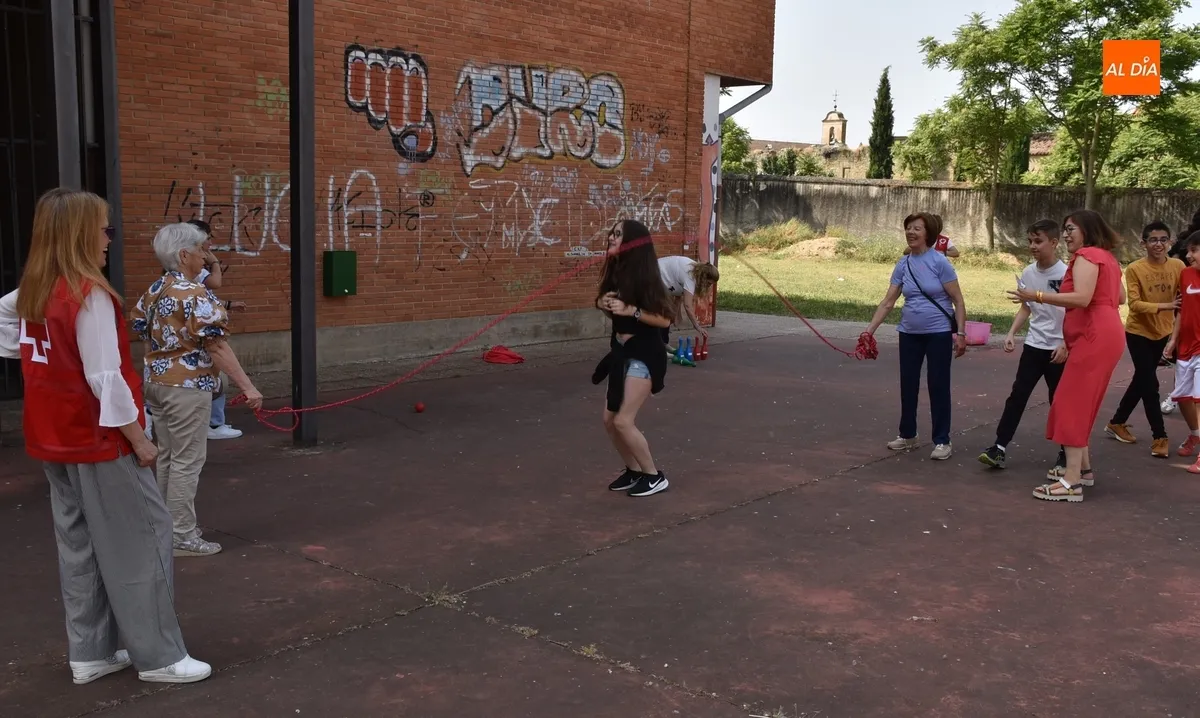 Foto 10 - Mayores de Cruz Roja comparten juegos con alumnos del IES Fray Diego