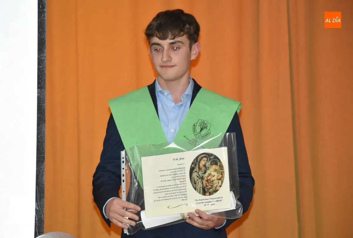 Foto 2 - Los alumnos de 4&ordm; de la ESO de Misioneras-Santa Teresa se grad&uacute;an anim&aacute;ndose a bailar