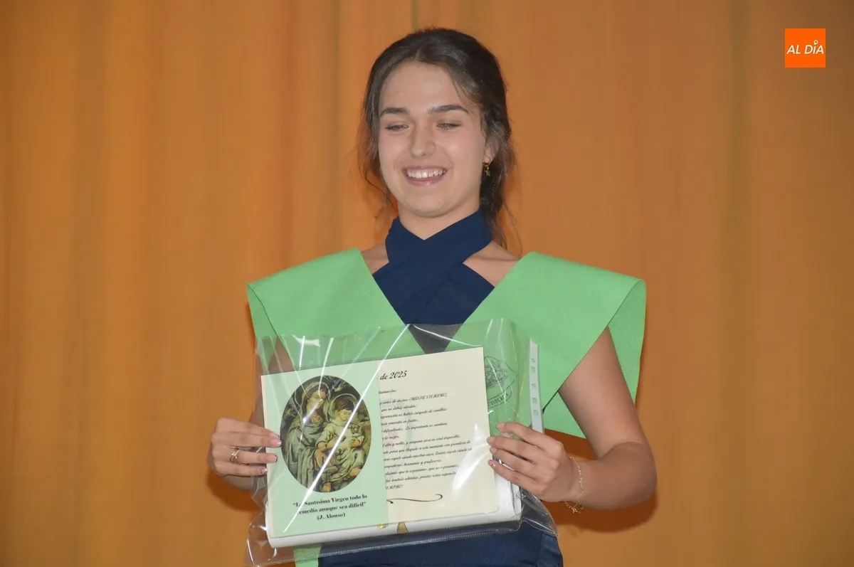 Foto 3 - Los alumnos de 4&ordm; de la ESO de Misioneras-Santa Teresa se grad&uacute;an anim&aacute;ndose a bailar