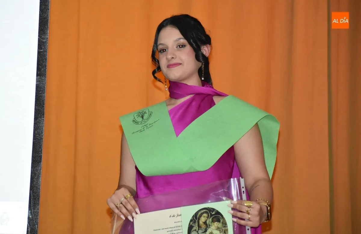 Foto 6 - Los alumnos de 4&ordm; de la ESO de Misioneras-Santa Teresa se grad&uacute;an anim&aacute;ndose a bailar